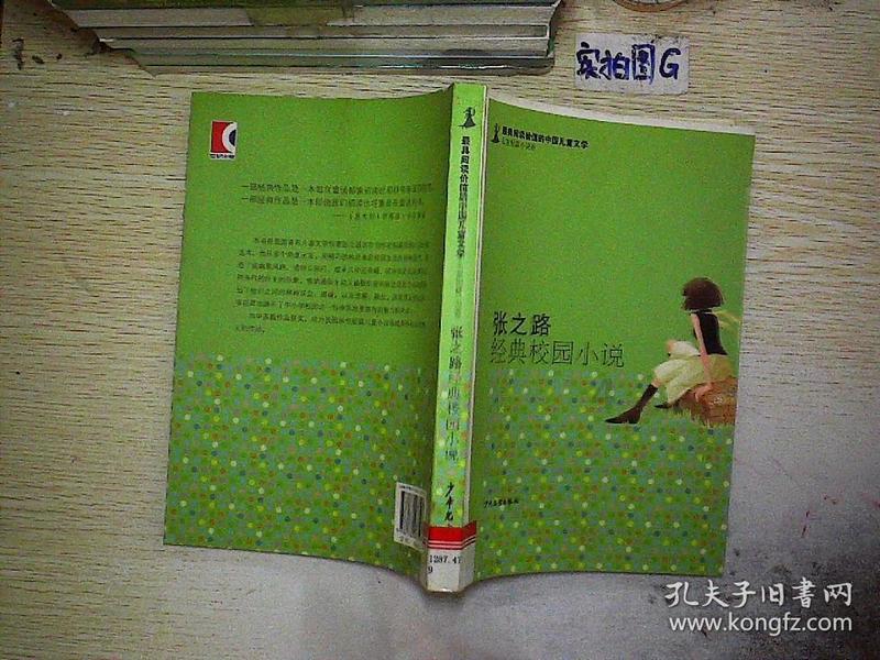 俩卖草莓摊主疑因价格起冲突,当街拿盆互相泼草莓,路人在旁狂捡:怪可惜的
